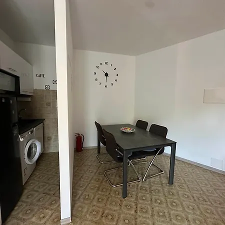 Prisma Apartment *